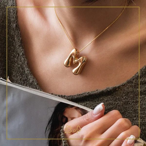 آویز طلا مدل بادکنکی حرف M براق