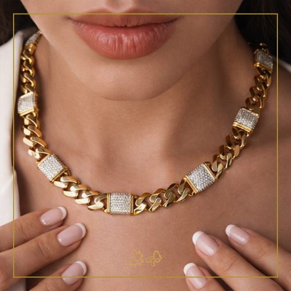 گردنبند طلا کارتیر مربع