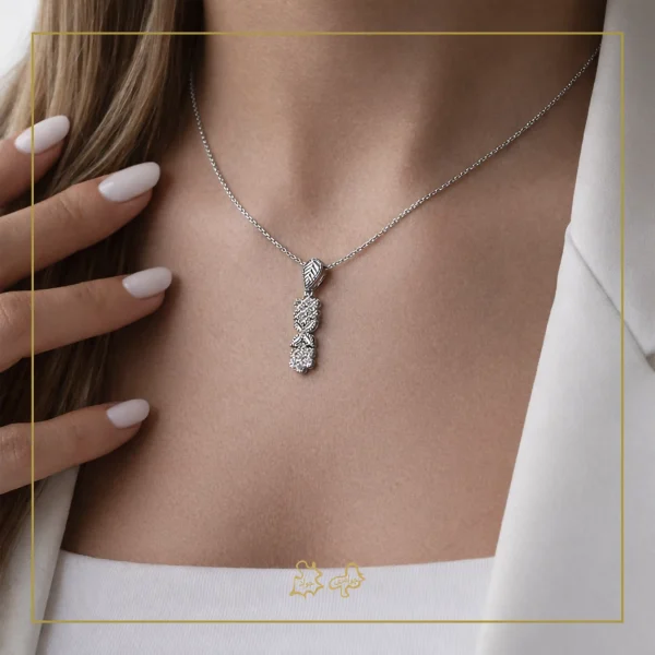 آویز طلا گل و برگ سفید